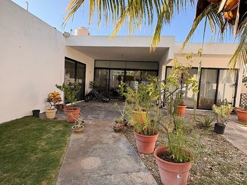 EN VENTA CASA DE 1 PLANTA EN LA REJOYADA CON PANELES SOLARES, KOMCHEN YUCATÁN