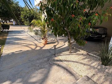 EN VENTA CASA DE 1 PLANTA EN LA REJOYADA CON PANELES SOLARES, KOMCHEN YUCATÁN