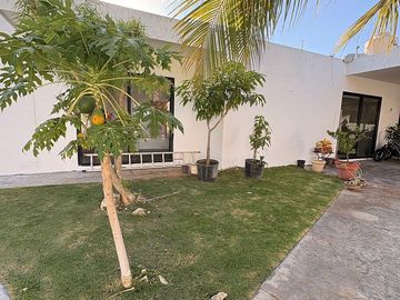 EN VENTA CASA DE 1 PLANTA EN LA REJOYADA CON PANELES SOLARES, KOMCHEN YUCATÁN