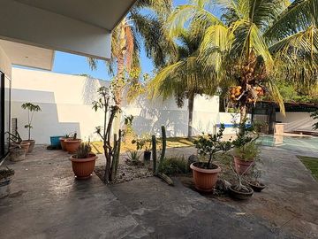 EN VENTA CASA DE 1 PLANTA EN LA REJOYADA CON PANELES SOLARES, KOMCHEN YUCATÁN