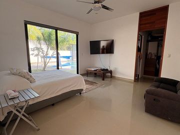 EN VENTA CASA DE 1 PLANTA EN LA REJOYADA CON PANELES SOLARES, KOMCHEN YUCATÁN