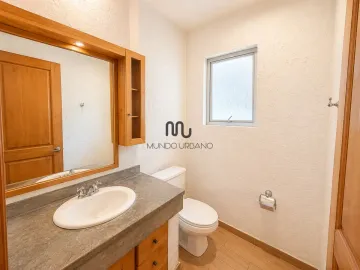 Casa en renta en Lomas de Tecamachalco, Naucalpan de Juárez, México