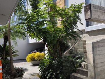 Residencia con alberca en venta en Jacarandas