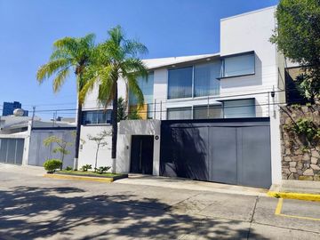 Residencia con alberca en venta en Jacarandas