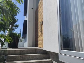 Residencia con alberca en venta en Jacarandas