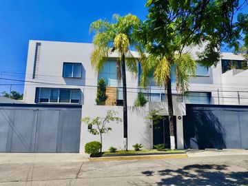 Residencia con alberca en venta en Jacarandas