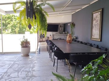 Residencia con alberca en venta en Jacarandas