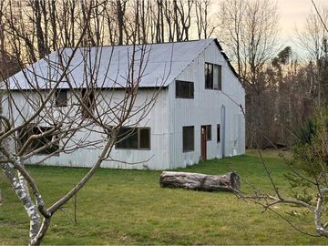 Terreno con galpón, 2 cabañas y vista al volcán