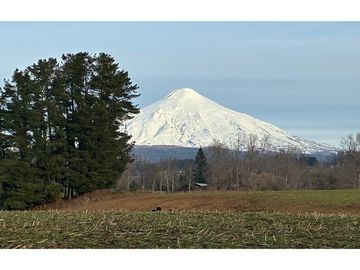 Terreno con galpón, 2 cabañas y vista al volcán