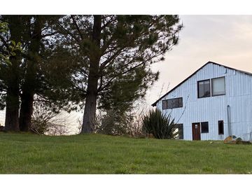 Terreno con galpón, 2 cabañas y vista al volcán
