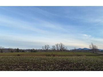 Terreno con galpón, 2 cabañas y vista al volcán