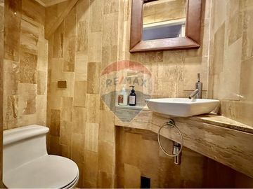 MARAVILLOSA!  EN CONDOMINIO, CERCA PORTAL