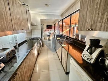 MARAVILLOSA!  EN CONDOMINIO, CERCA PORTAL