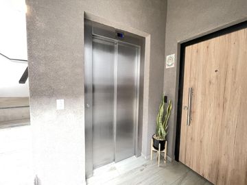 Departamento monoambiente con balcón y terraza