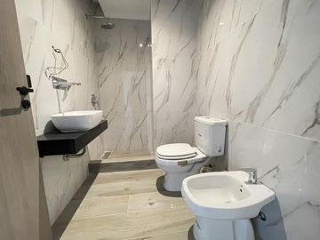 Departamento monoambiente con balcón y terraza