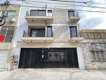 Departamento monoambiente con balcón y terraza