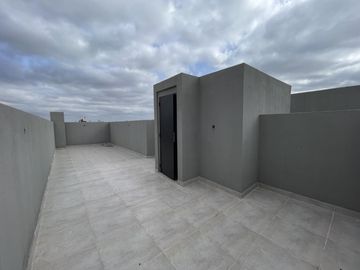 Departamento monoambiente con balcón y terraza