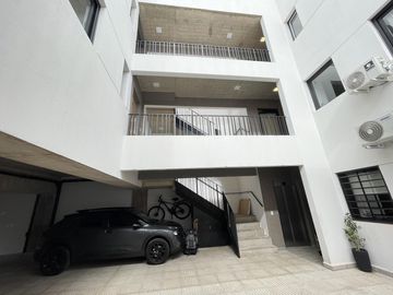 Departamento monoambiente con balcón y terraza