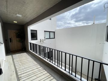 Departamento monoambiente con balcón y terraza