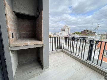 Departamento monoambiente con balcón y terraza
