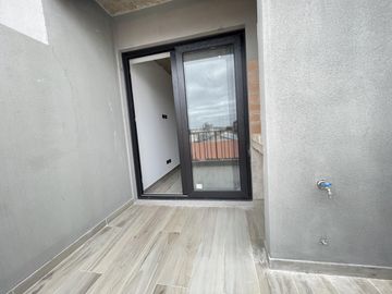 Departamento monoambiente con balcón y terraza