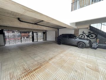 Departamento monoambiente con balcón y terraza