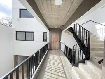 Departamento monoambiente con balcón y terraza