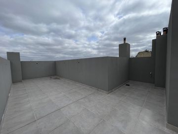 Departamento monoambiente con balcón y terraza