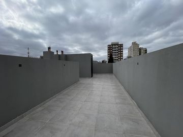 Departamento monoambiente con balcón y terraza