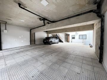 Departamento monoambiente con balcón y terraza