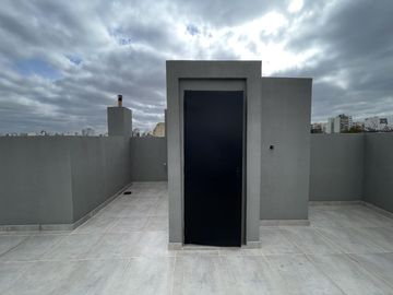 Departamento monoambiente con balcón y terraza