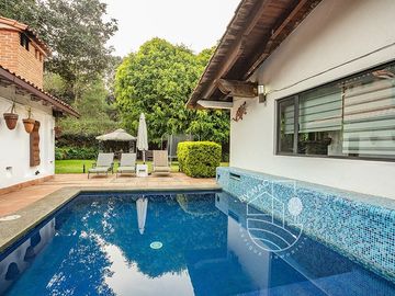 Casa en venta con jardín y alberca, Avándaro