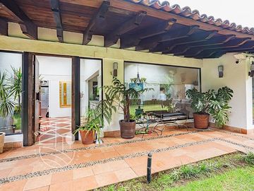 Casa en venta con jardín y alberca, Avándaro