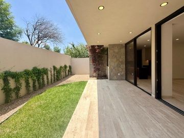 CASA RENTA FOGATA ALTOZANO Doble altura y Jardin 55m2, acabados de lujo.
