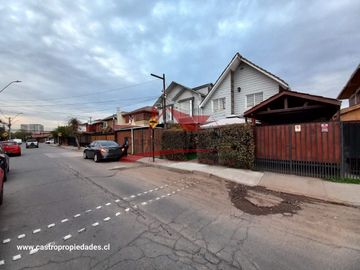 HERMOSA CASA DE DOS PISOS AMPLIADA CON 4 DORMITORIOS 3 BAÑOS