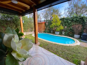 CASA EQUIPADA Y TECNOLÓGICA  PISCINA A PASOS DE METROTREN