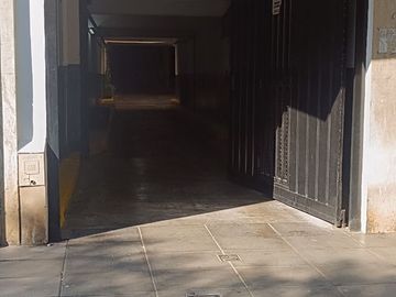 VENTA  DE COCHERA FIJA CUBIERTA EN BALVANERA