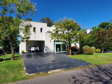 Venta Casa 5 amb. Bº Cerrado Santa Ana Fco.Alvarez