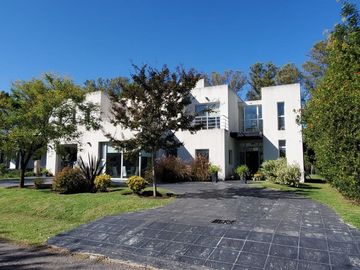 Venta Casa 5 amb. Bº Cerrado Santa Ana Fco.Alvarez