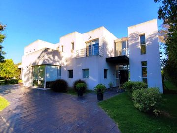 Venta Casa 5 amb. Bº Cerrado Santa Ana Fco.Alvarez