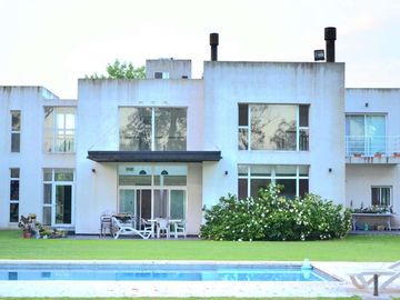 Venta Casa 5 amb. Bº Cerrado Santa Ana Fco.Alvarez