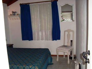 Pinamar, casa sobre lote de 450 m2 Living comedor, 3 Dormitorios, Cocina, 2 Baños, Jacuzzi, Parque y Parrilla.