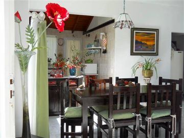 Pinamar, casa sobre lote de 450 m2 Living comedor, 3 Dormitorios, Cocina, 2 Baños, Jacuzzi, Parque y Parrilla.