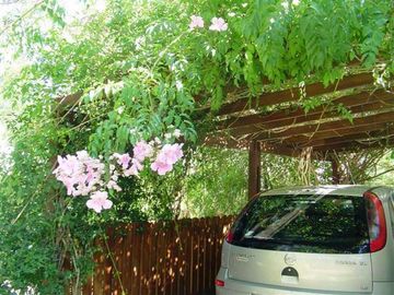 Pinamar, casa sobre lote de 450 m2 Living comedor, 3 Dormitorios, Cocina, 2 Baños, Jacuzzi, Parque y Parrilla.