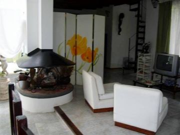 Pinamar, casa sobre lote de 450 m2 Living comedor, 3 Dormitorios, Cocina, 2 Baños, Jacuzzi, Parque y Parrilla.