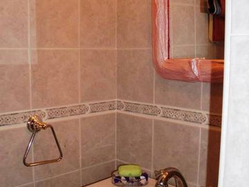Pinamar, casa sobre lote de 450 m2 Living comedor, 3 Dormitorios, Cocina, 2 Baños, Jacuzzi, Parque y Parrilla.