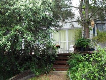Pinamar, casa sobre lote de 450 m2 Living comedor, 3 Dormitorios, Cocina, 2 Baños, Jacuzzi, Parque y Parrilla.