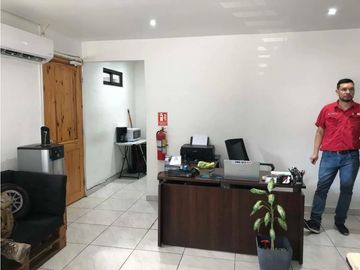 Se alquila galera en vía comercial principal. [AA]
