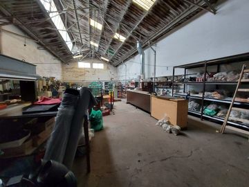VENTA GALPON 350 m2 CON OFICINAS