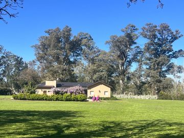 VENTA CASA 306 M2 CON PILETA EN LOTE DE 14.000 M2